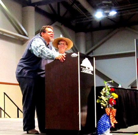 Kirby Jambon présente Warren Perrin au Cajundome dans le cadre de la journée «250 ans : Toujours là et on quittera pas!» (Crédit photo : Marc Chauveau).