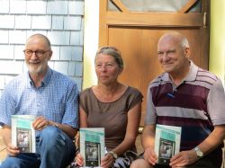 Caron, Michèle (au centre)